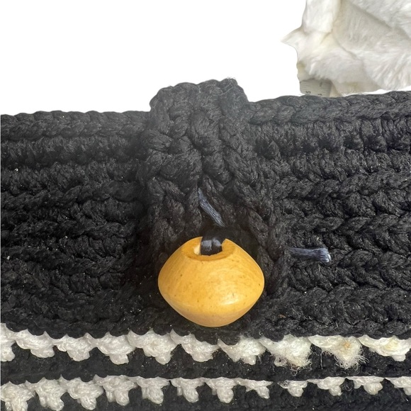 VINTAGE INSPIRED BLACK WHITE CROCHET HANDBAG, WOODEN BUTTON CLOSURE, 2 HANDLES - Picture 9 of 11